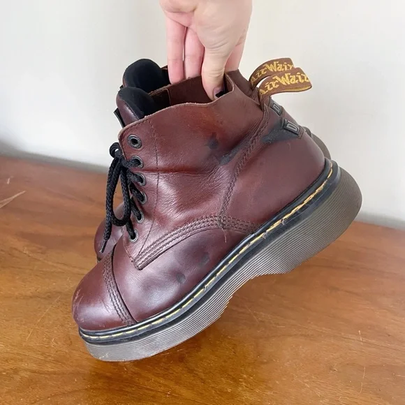 Dr Martens • vintage lace up boots cap toe platform leather chunky lug sole MIE